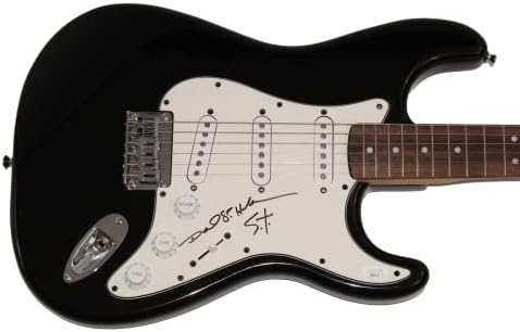 מייקל מק 'קין חתם על חתימה בגודל מלא פגוש שחור גיטרה חשמלית עם ג' יימס ספנס ג 'יי. אס. איי אימות ג' יי. אס. איי קואה-חתום כדייוויד סנט האבינס הדמות הבדיונית שלו זה ספיינל טאפ-נדיר מאוד