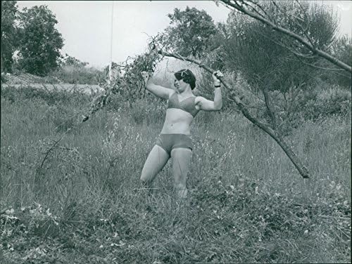 תצלום וינטג 'של מריאלה גויטשל אוחז בענף העץ.